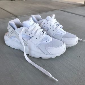 White nike huaraches